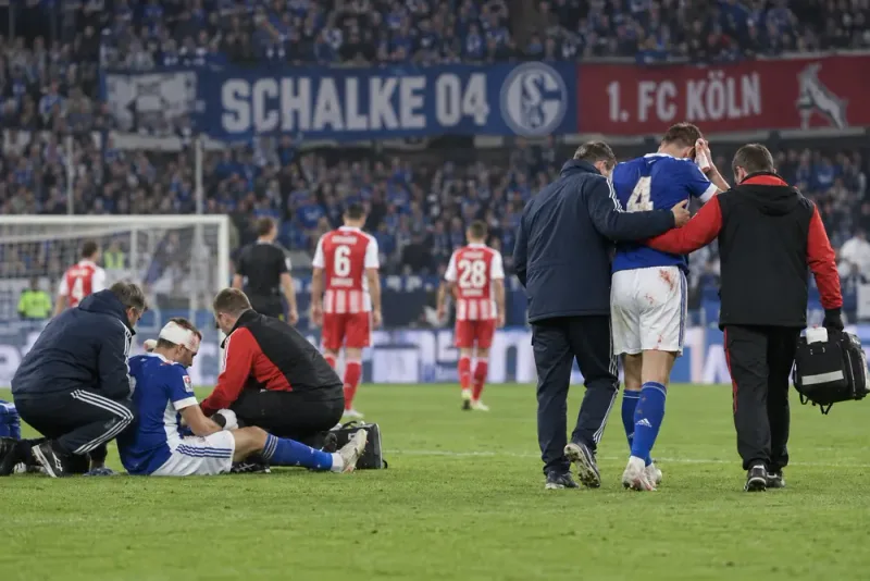 Två Schalkespelare till sjukhus efter otäck kollision