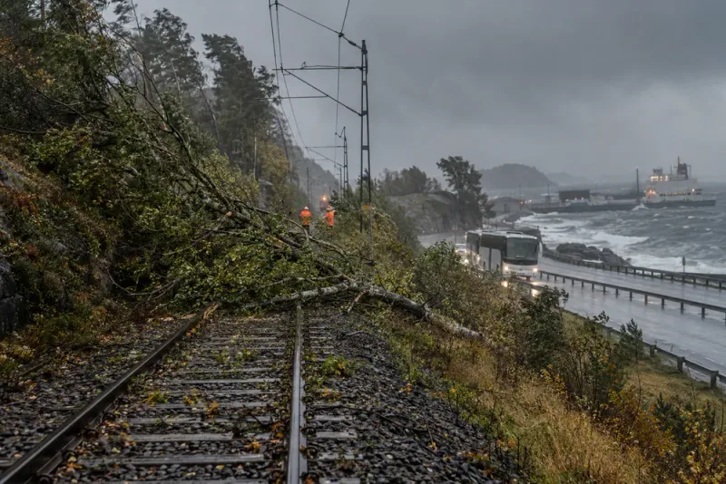 Stormen Boelo hotar fälla träd och stoppar trafiken