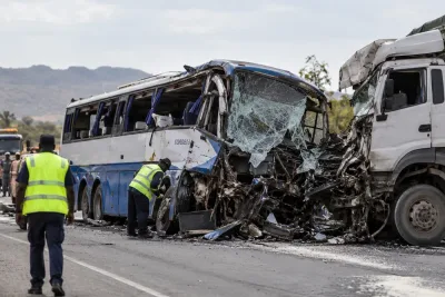 Minst 22 döda i frontalkrock mellan buss och lastbil