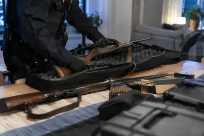 Man misstänks för narkotikabrott – polisen beslagtar jaktvapen