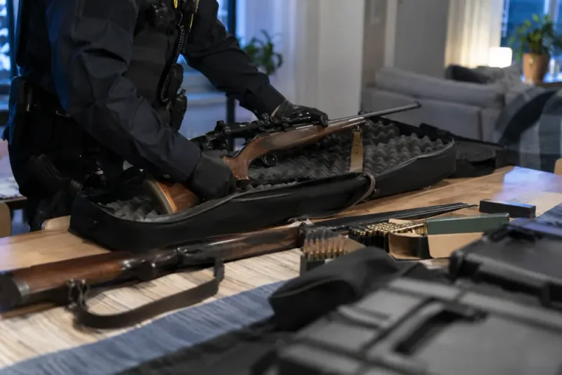 Man misstänks för narkotikabrott – polisen beslagtar jaktvapen