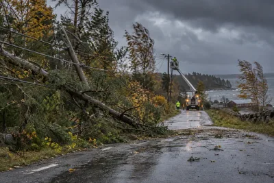 Över tusen hushåll utan el efter kraftiga vindar