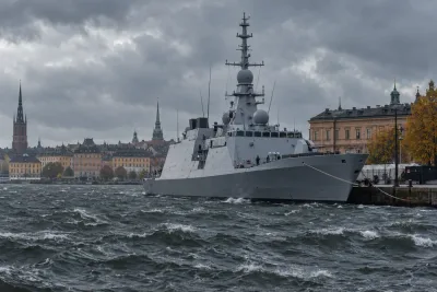 Franskt örlogsfartyg tvingas stanna i Stockholm efter stormen