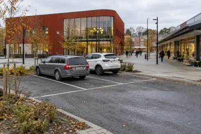 Färre parkeringsplatser hotar handeln i Valsta centrum