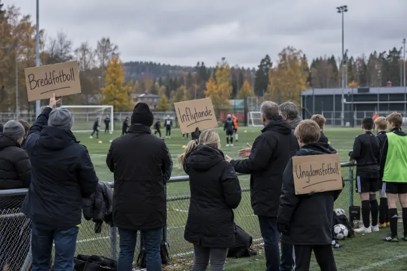 Växande protester utmanar makten inom svensk fotboll