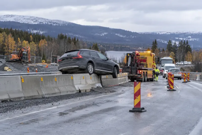 Bil fastnade på betongbarriär – E14 stängdes av