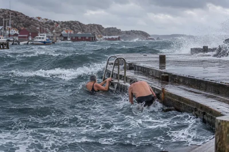 Trots stormvindarna – badare kastade sig i vågorna i Lysekil