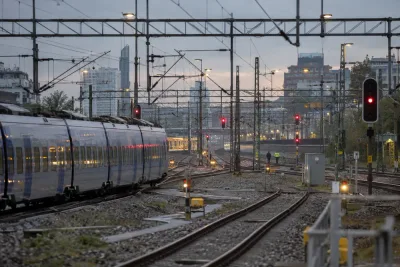 Obehöriga på spåret stoppar tågtrafiken vid Malmö