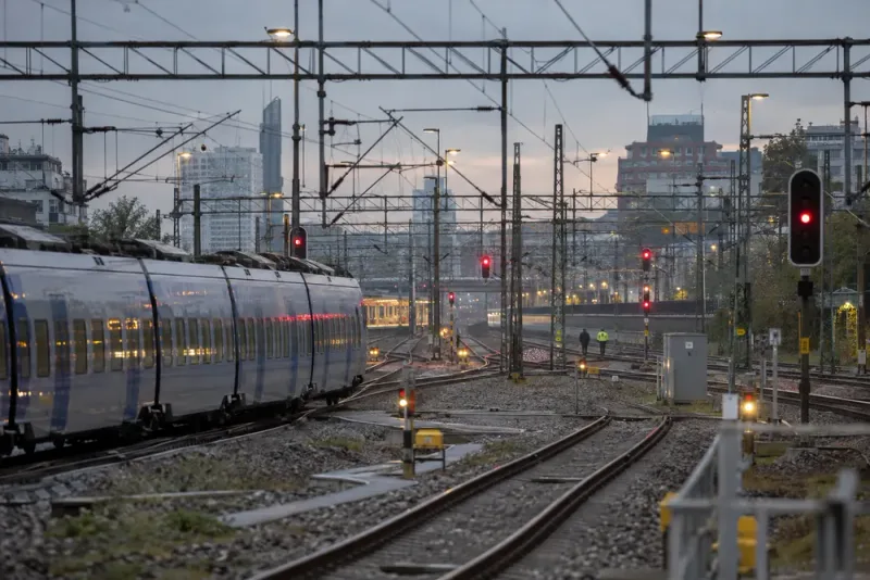 Obehöriga på spåret stoppar tågtrafiken vid Malmö