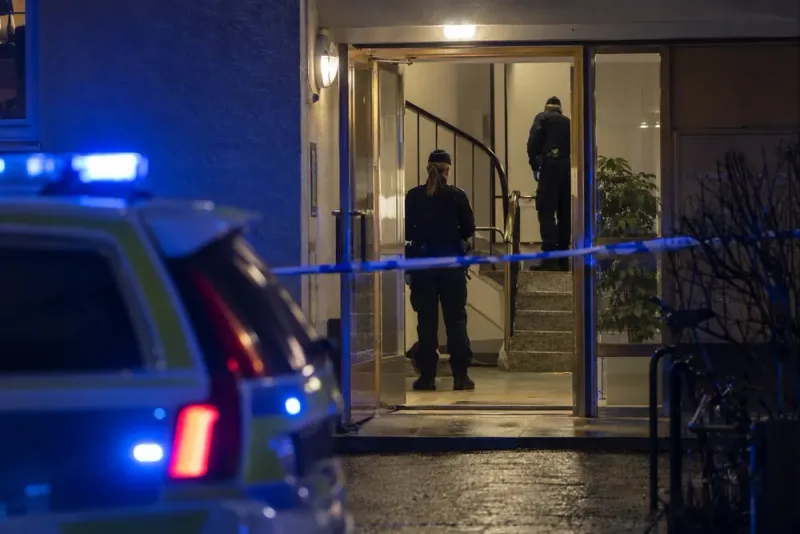 Två gripna för mordförsök efter blodigt bråk i trapphus
