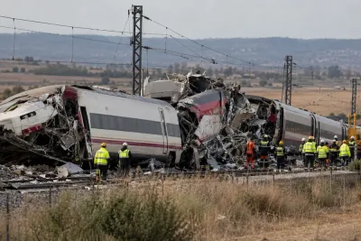 Tågkatastrof med minst 68 döda väcker politisk konflikt i Spanien