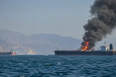 Iran hävdar att tre oljetankfartyg träffats av minor