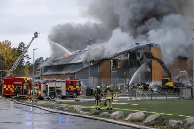 Sporthall i Tumba förstörs i omfattande brand