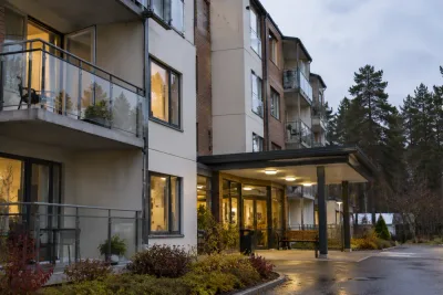 80-årig kvinna svårt skadad efter fall från äldreboende