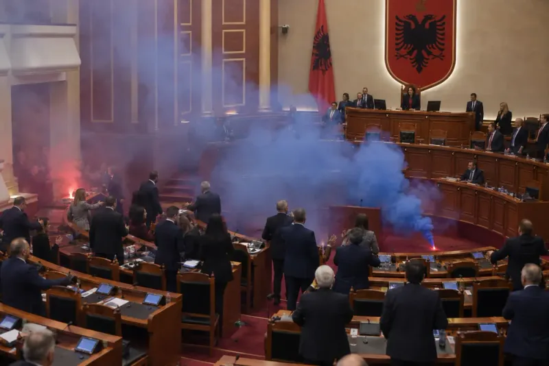 Rökbomber i Albaniens parlament – omstridd lag antagen
