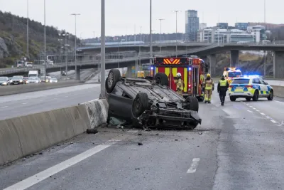 Bil voltade på E6 – trafiken stoppades helt