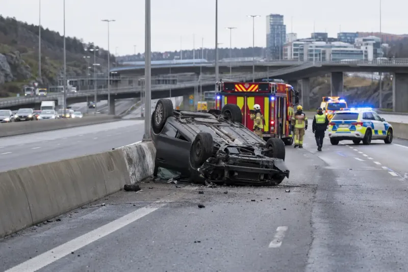 Bil voltade på E6 – trafiken stoppades helt