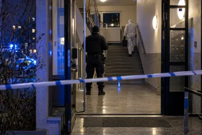 Två män anhållna för mordförsök efter våldsamt trapphusbråk