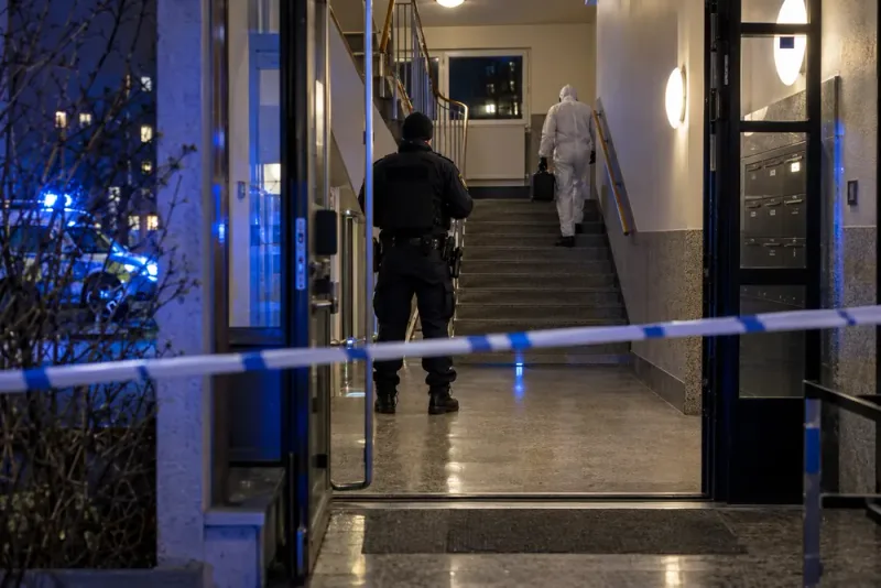 Två män anhållna för mordförsök efter våldsamt trapphusbråk