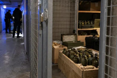 Två män döms till fängelse efter beslag av 56 handgranater
