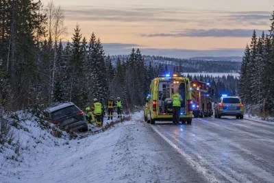 Förare till sjukhus efter dikeskörning på väg 363