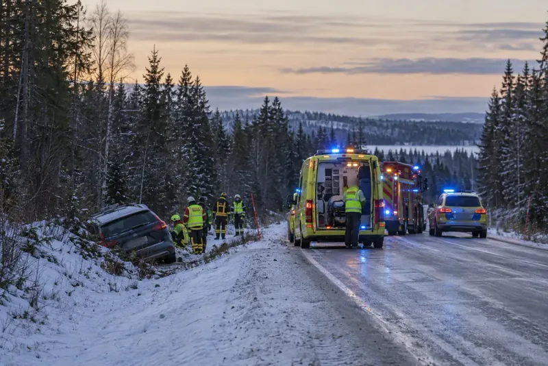 Förare till sjukhus efter dikeskörning på väg 363