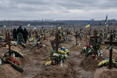 Ukrainas kyrkogårdar räcker inte till för krigets döda