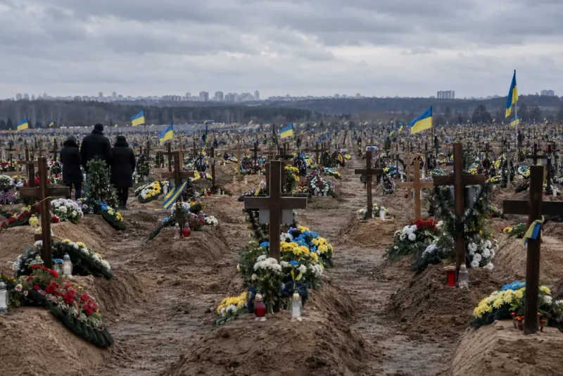 Ukrainas kyrkogårdar räcker inte till för krigets döda