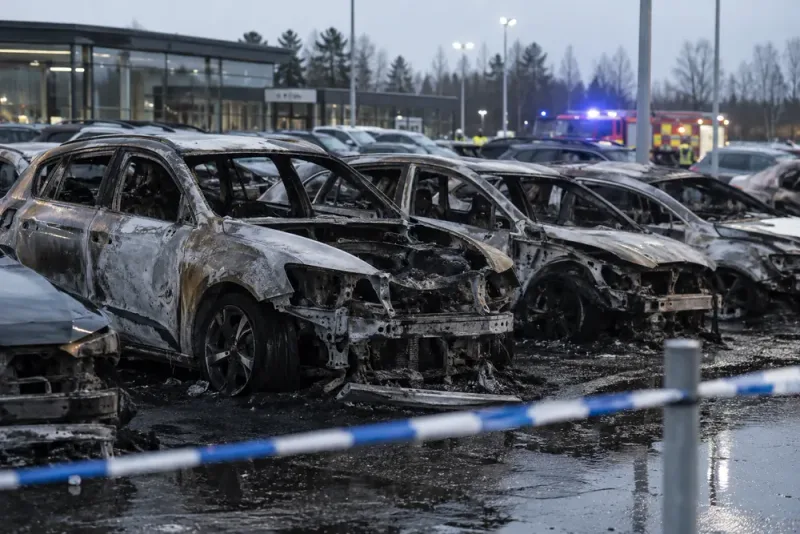 Tre män åtalas efter bilbrand – kopplas till dödligt dubbelmord