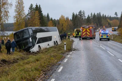 Dubbeldäckarbuss körde av väg – trafiken stoppades