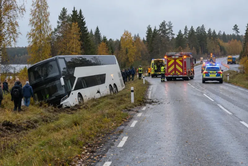 Dubbeldäckarbuss körde av väg – trafiken stoppades