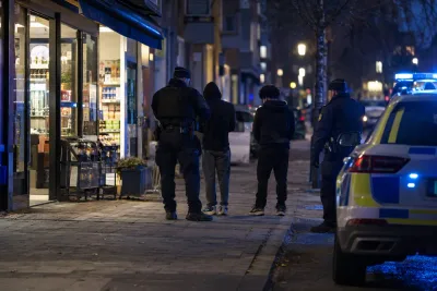 Polisen avlossade varningsskott vid butiksrån – två gripna