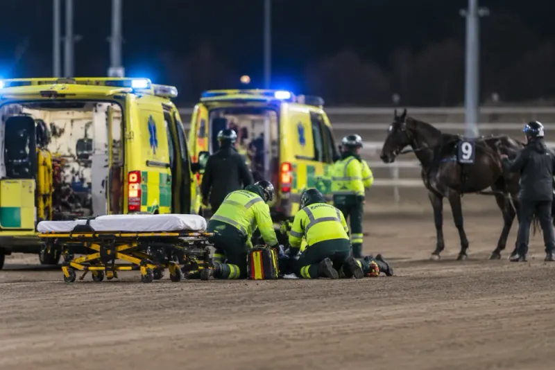 Ryttare fördes till sjukhus efter travolycka