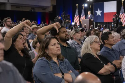 Elon Musks miljardstöd möts av protester i Texas