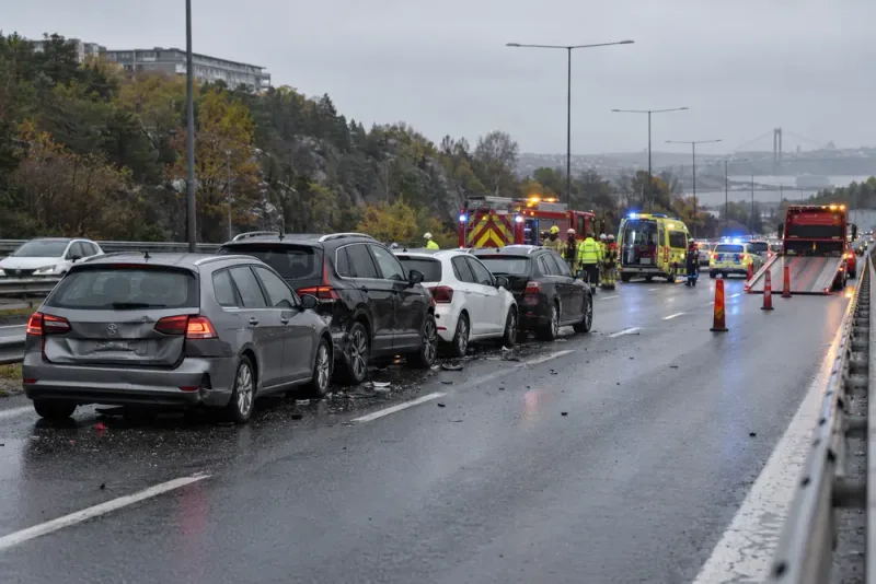 Fyra bilar krockade i Göteborg – väg avstängd efter olycka