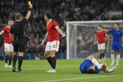 Manchester United föll efter omdiskuterad utvisning mot Chelsea
