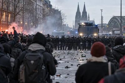 Polis attackerad med gatsten och pyroteknik vid tyska protester