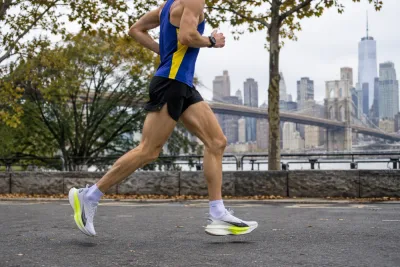 Andreas Almgrens nya maratonskor väcker stark kritik
