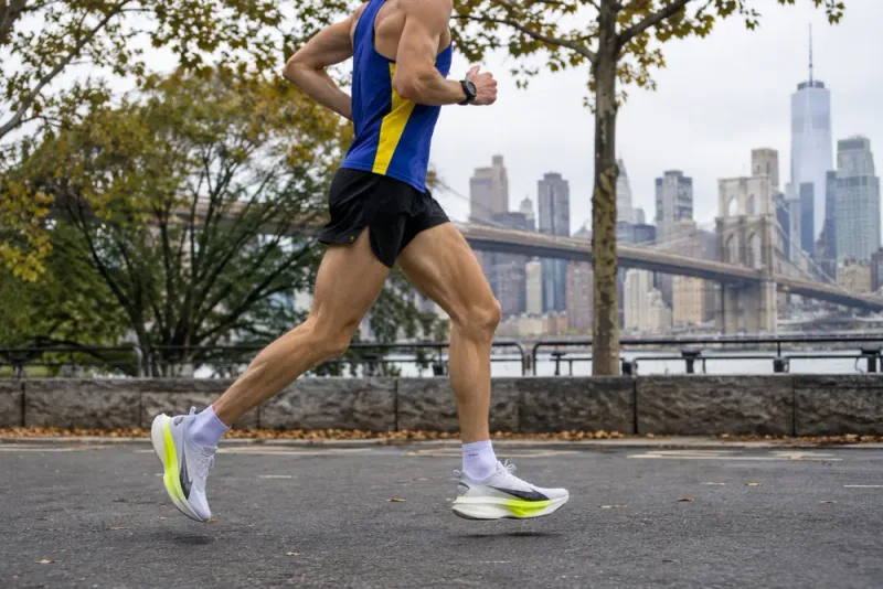 Andreas Almgrens nya maratonskor väcker stark kritik