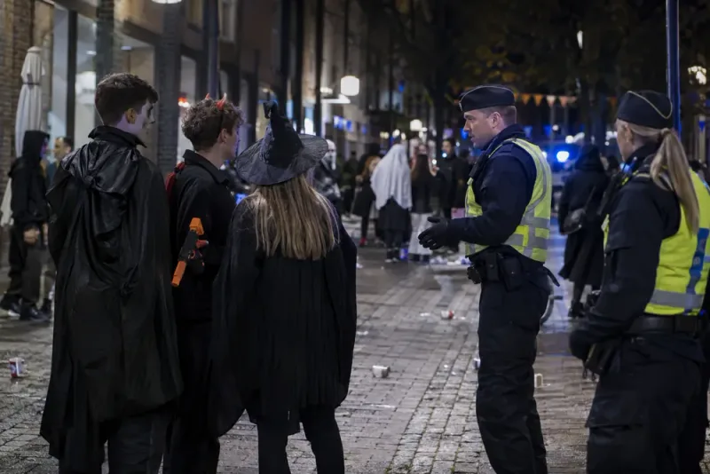 Strypgrepp och vapenlarm under stökigt halloweenfirande